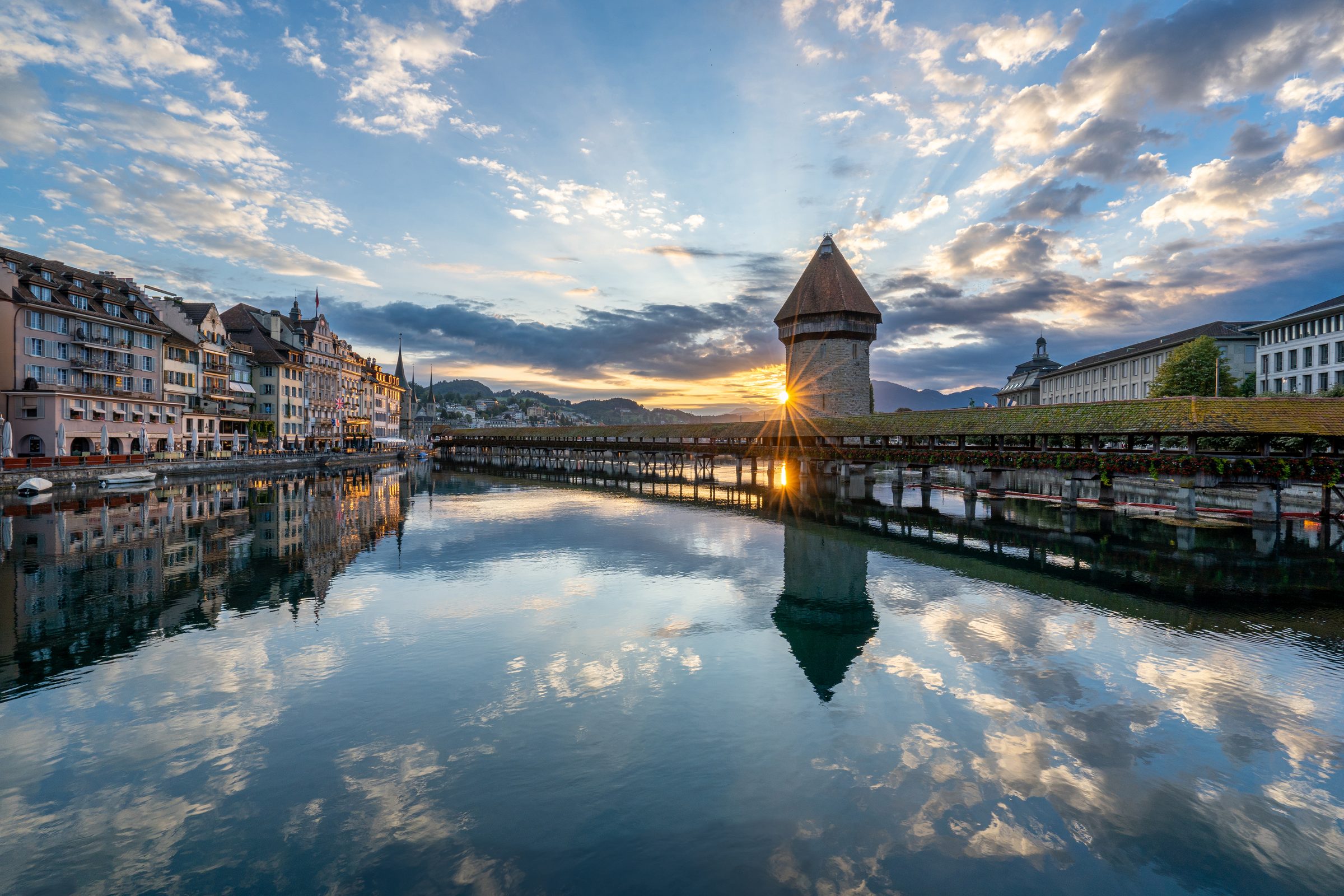 Luzern am Abend — Kapellbrücke, Wasserturm und Lokale an der Reuss